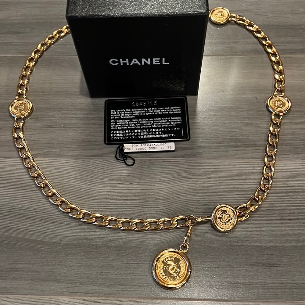 Vintage classic Chanel CC medallions gold chain belt, nice Chanel details